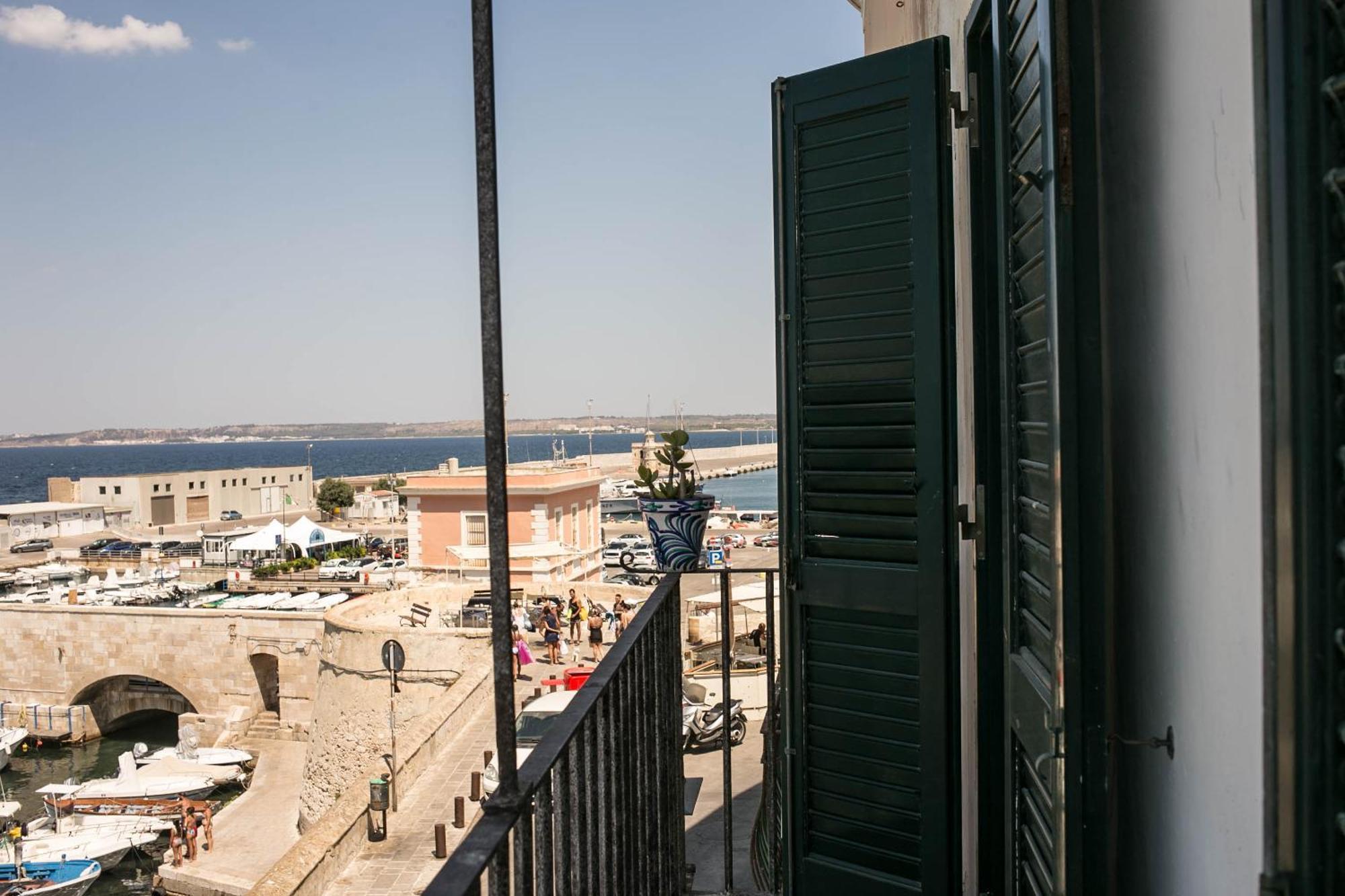 Вілла 4 Balconi House-San Gregorio Palazzo Unico Vista Mare Галліполі Екстер'єр фото